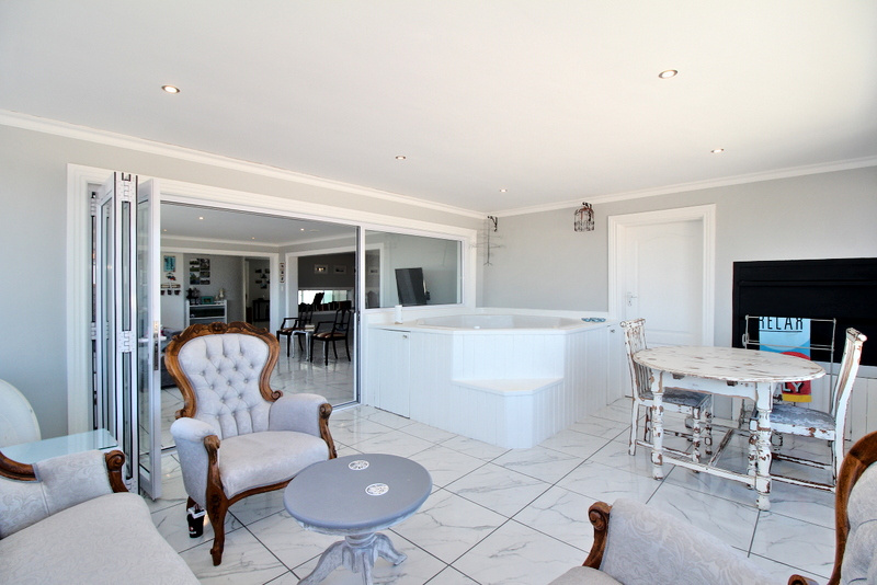 8 Bedroom Property for Sale in Mountainside Western Cape